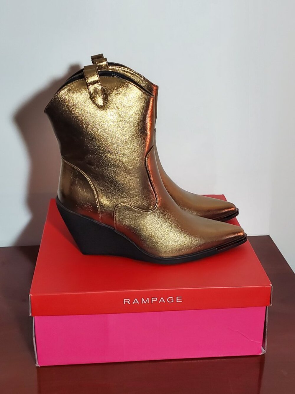 NIB Size 8 Rampage Gold Western Style Boots